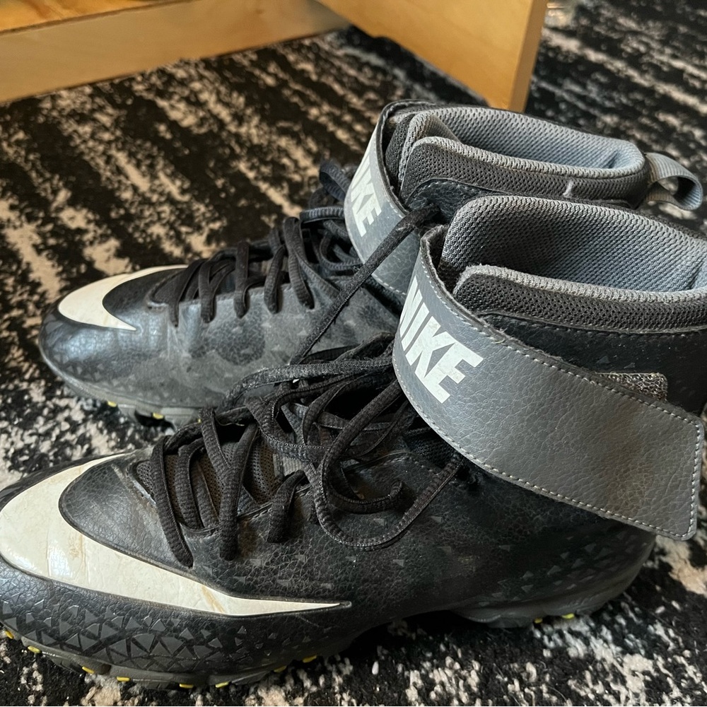 Mens Nike football cleats size 9.5